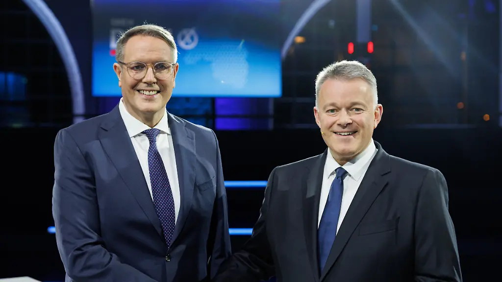 Alexander-Schweitzer-l-SPD-Ministerpraesident-und-SPD-Spitzenkandidat-in-Rheinland-Pfalz-und-Gordon-Schnieder-CDU-Spitzenkandidat-in-Rheinland-Pfalz-geben-sich-die-Haende-vor-Beginn-der-SWR-Sendung-Rheinland-Pfalz-waehlt-das-Duell