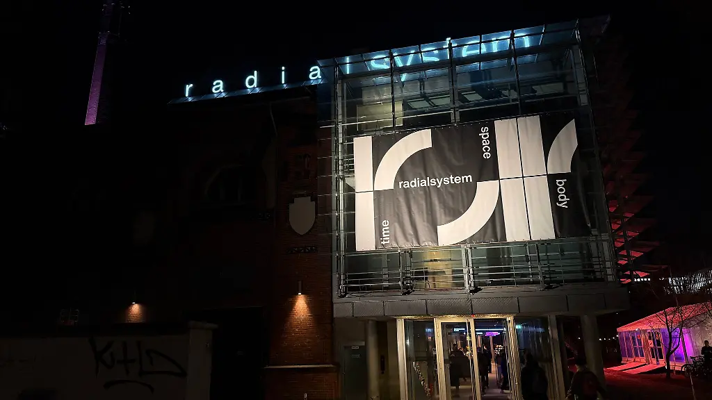 Die-neue-Produktion-for-the-time-being-wurde-im-Berliner-Radialsystem-uraufgefuehrt