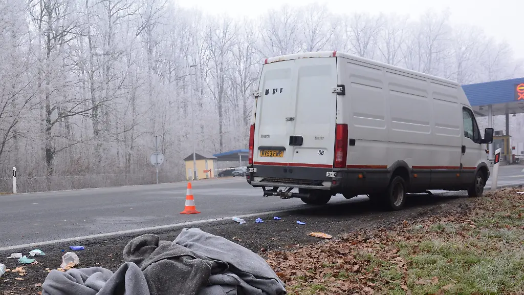 18-12-2016-Novska-Migrants-van-still-parked-in-front-of-the-pay-toll-Novska-Last-night-police-found-60-migrants