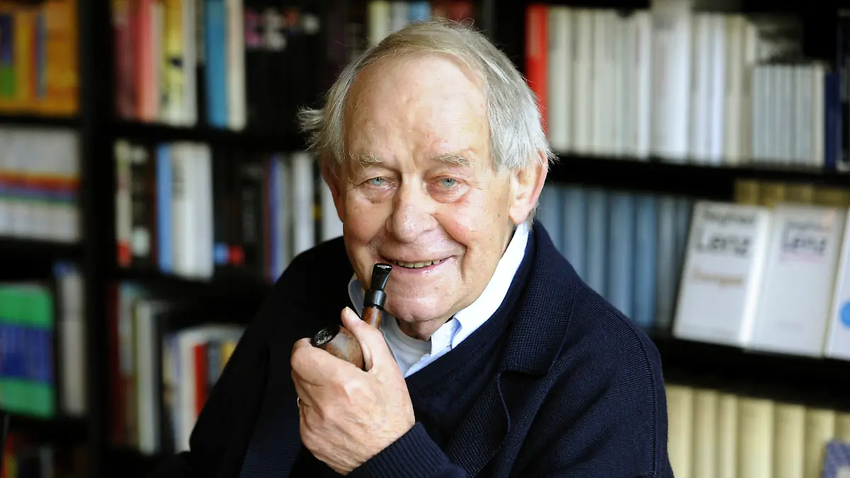 Siegfried Lenz mit Pfeife während eines Interviews