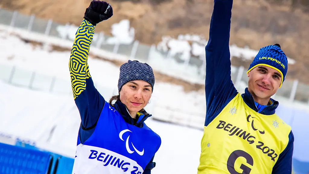 Paralympics-Para-Ski-Nordisch-Biathlon-12-5-km-sehbehindert-Damen-Oksana-Schischkowa-Gold-aus-der-Ukraine-mit-ihrem-Guide-Andriy-Marchenko-bei-der-Siegerfeier-nach-dem-Rennen-ueber-12-5-Kilometer