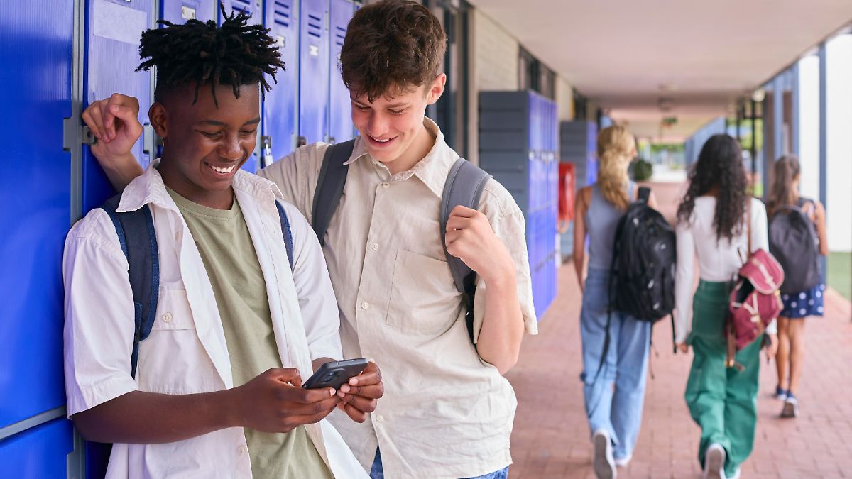 So abgelenkt sind Schüler, wenn es kein Handyverbot gibt