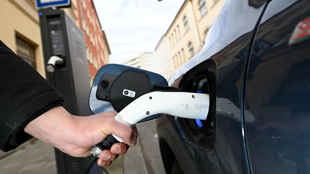 Ladestation-fuer-E-Autos-Die-Preise-fuer-batteriebetriebene-Fahrzeuge-sinken