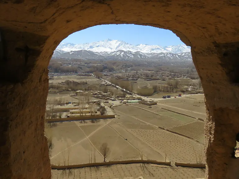 Blick-aus-der-Nische-der-oestlichen-Buddha-Statue-von-Bamian