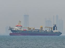 Brand an Bord: Schiffe bei Straße von Hormus attackiert