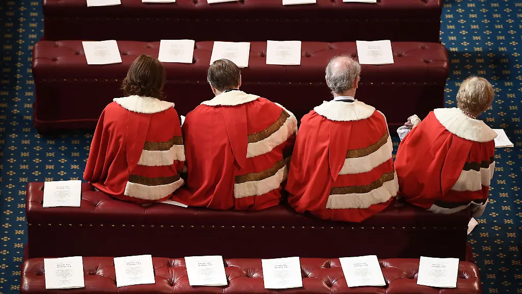 Mitglieder-des-House-of-Lords-dem-britischen-oberhaus-sitzen-am-21-06-2017-im-House-of-Lords-im-Westminster-Palace-in-London-Grossbritannien-auf-ihren-Plaetzen-Die-Queen-s-Speech-auf-Deutsch-Ansprache-der-Koenigin-eroeffnet-in-Grossbritannien-traditionell-die-Sitzungsperiode-des-Parlaments-zu-dpa-Die-Queen-s-Speech-zur-Eroeffnung-des-britischen-Parlaments-vom-21-06