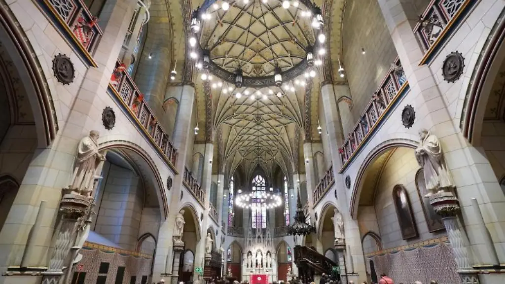 Blick-in-die-Schlosskirche-beim-Festgottesdienst-zum-Reformationstag-in-der-Lutherstadt-Wittenberg