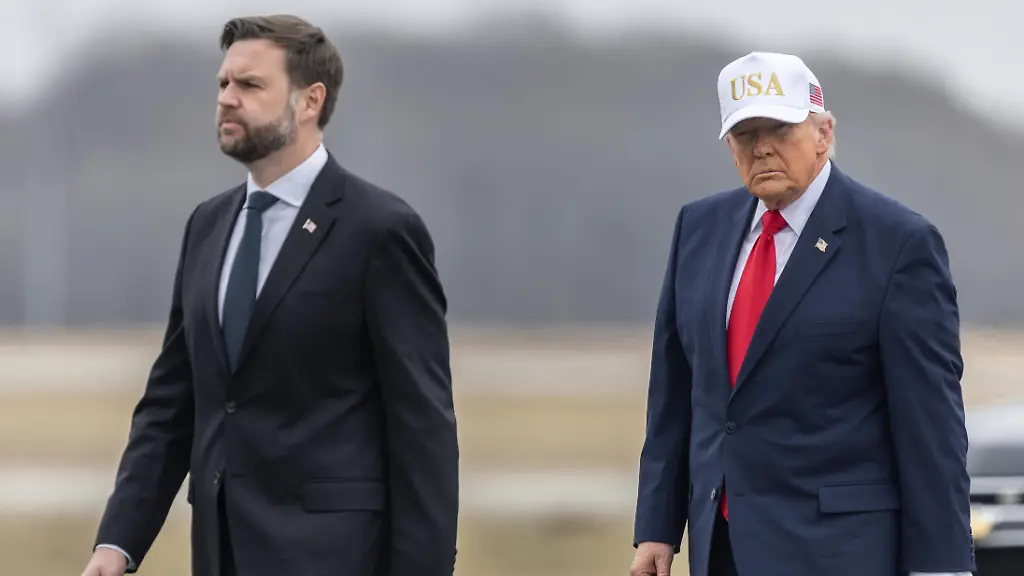 March-7-2026-Dover-De-U-S-A-Vice-president-JD-VANCE-and-President-DONALD-TRUMP-attends-a-dignified-transfer-for-six-United-States-Army-service-members-at-Dover-Air-Force-Base-in-Dover-Del-The-six-soldiers-were-killed-in-a-hostile-incident-on-March-1-2026-when-an-unmanned-aircraft-system-evaded-air-defenses-and-struck-a-command-center-in-Port-Shuaiba-Kuwait-Their-remains-were-returned-to-the-United-States-through-the-Department-of-Defense-mortuary-affairs-process-at-Dover-Air-Force-Base