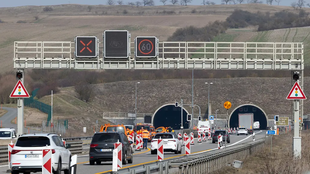 Rund-100-Millionen-Euro-werden-in-diesem-Jahr-in-das-Thueringer-Autobahnnetz-investiert-zwei-Drittel-davon-fliessen-in-den-Streckenerhalt