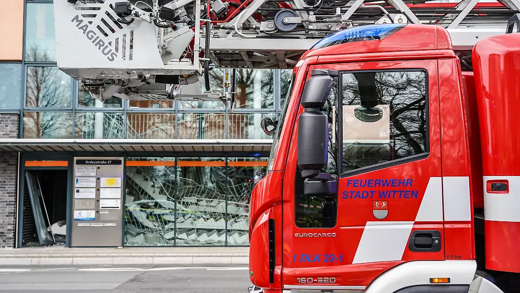 Mitsamt-Treppengelaender-stuerzte-die-Treppe-ab-dem-dritten-Obergeschoss-bis-ins-Erdgeschoss