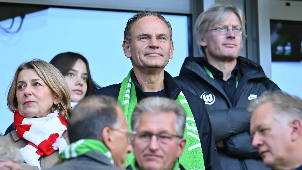 Fussball-Bundesliga-VfL-Wolfsburg-VfB-Stuttgart-7-Spieltag-Volkswagen-Arena-Oliver-Blume-M-Vorstandsvorsitzender-der-Volkswagen-AG-steht-auf-der-Tribuene