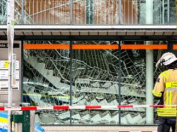 Weg nach draußen versperrt: Treppe in Ärztehaus stürzt über mehrere Etagen ein