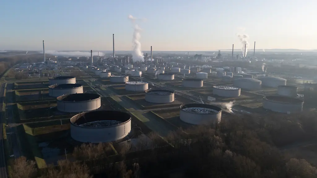 Tanklager-und-Industrieanlagen-der-Mineraloelraffinerie-Oberrhein-MiRO-sind-auf-dem-Raffineriegelaende-aus-der-Luft-zu-sehen-Aufnahme-mit-einer-Drohne-Die-Raffinerie-zaehlt-zu-den-bedeutenden-Standorten-der-Mineraloelverarbeitung-in-Deutschland-und-verarbeitet-Rohoel-zu-Kraftstoffen-und-petrochemischen-Vorprodukten-fuer-den-Energie-und-Industriesektor-Entwicklungen-auf-den-internationalen-Oelmaerkten-die-unter-anderem-durch-geopolitische-Spannungen-im-Nahen-Osten-beeinflusst-werden-praegen-die-wirtschaftlichen-Rahmenbedingungen-der-Branche