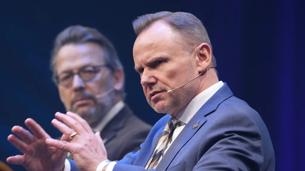 Otto-Fricke-l-Vorstandsvorsitzender-des-Deutschen-Olympischen-Sportbundes-DOSB-sitzt-neben-Andy-Grote-r-SPD-Senator-fuer-Inneres-und-Sport-auf-der-Buehne-waehrend-der-Sportbusiness-Konferenz-Spobis-im-CCH-Congress-Center-Hamburg