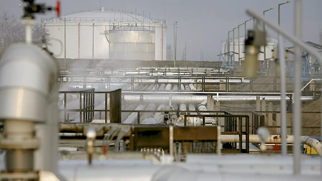 Ein-Teil-der-Empfangsstation-der-Druschba-Oelpipeline-Freundschaft-in-der-groessten-Oelraffinerie-des-Landes-in-Szazhalombatta-29-km-suedlich-von-Budapest-Ungarn