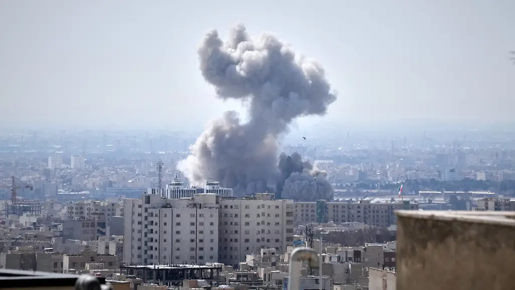 Eine-Rauchwolke-steigt-nach-einer-Explosion-auf-Die-Laender-USA-und-Israel-haben-den-Iran-angegriffen