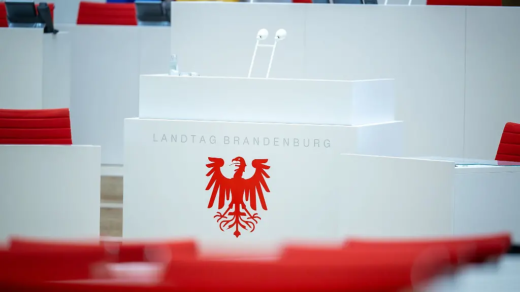 Im-Brandenburger-Landtag-sind-mehrere-Kinder-fuer-ihr-soziales-Engagement-ausgezeichnet-worden