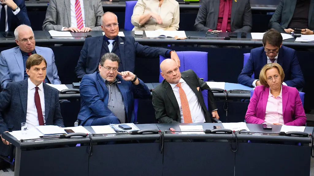 Bernd-Baumann-l-r-AfD-Erster-Parlamentarischer-Geschaeftsfuehrer-der-AfD-Fraktion-Stephan-Brandner-AfD-Parlamentarischer-Geschaeftsfuehrer-und-Justiziar-der-AfD-Fraktion-Enrico-Komning-AfD-Parlamentarischer-Geschaeftsfuehrer-der-AfD-Bundestagsfraktion-und-Beatrix-von-Storch-AfD-Stellvertretende-Fraktionsvorsitzende-der-AfD-Fraktion-verfolgen-die-Aktuelle-Stunde-zu-Verwandtenbeschaeftigung-bei-AfD-Abgeordneten-in-der-59-Plenarsitzung-der-21-Legislaturperiode-im-Deutschen-Bundestag-Die-Hauptthemen-der-heutigen-Sitzung-sind-das-Tariftreuegesetz-das-Infrastruktur-Zukunftsgesetz-die-Reform-der-privaten-Altersvorsorge-die-Aenderung-des-Luftsicherheitsgesetzes-und-eine-Aktuelle-Stunde-ueber-die-Beschaeftigung-von-Verwandten-bei-der-AfD