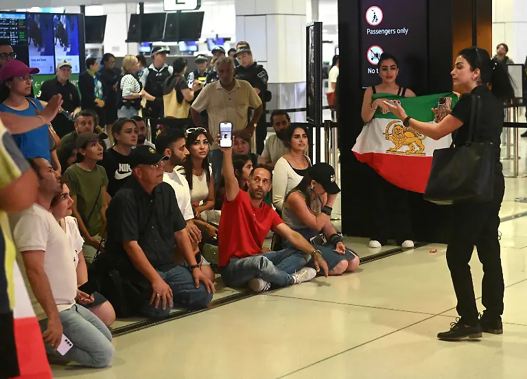 Supporters-of-the-Iranian-women-s-soccer-team-gather-at-Sydney-Airport-after-five-of-the-players-were-granted-asylum-in-Sydney-Australia-March-10-2026