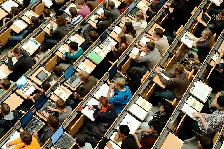 Ein-Hoersaal-der-TU-Muenchen-Die-zwei-Muenchner-Universitaeten-bleiben-offiziell-exzellent-und-werden-in-den-naechsten-sieben-Jahren-weiter-hohe-Foerderung-erhalten