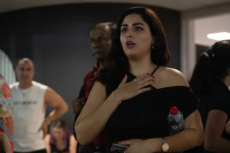 Iranische-Demonstranten-am-Flughafen-von-Sydney-Nachdem-fuenf-iranischen-Fussballspielern-in-Australien-Asyl-gewaehrt-wurde-besteht-grosse-Sorge-um-die-Sicherheit-der-ausreisenden-Spielerinnen