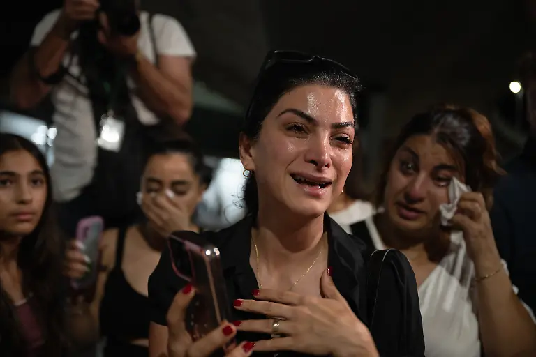 Iranische-Demonstranten-am-Flughafen-von-Sydney-Nachdem-fuenf-iranischen-Fussballspielern-in-Australien-Asyl-gewaehrt-wurde-besteht-grosse-Sorge-um-die-Sicherheit-der-ausreisenden-Spielerinnen