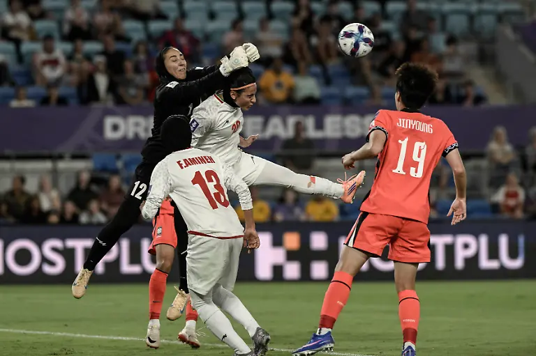 2nd-March-2026-Robina-Stadium-Gold-Coast-Queensland-Australia-AFC-Women-s-Asian-Cup-Iran-versus-South-Korea-Maryam-Yektaei-of-the-Islamic-Republic-of-Iran-punches-the-ball-clear-as-Sara-Didar-of-the-Islamic-Republic-of-Iran-rises