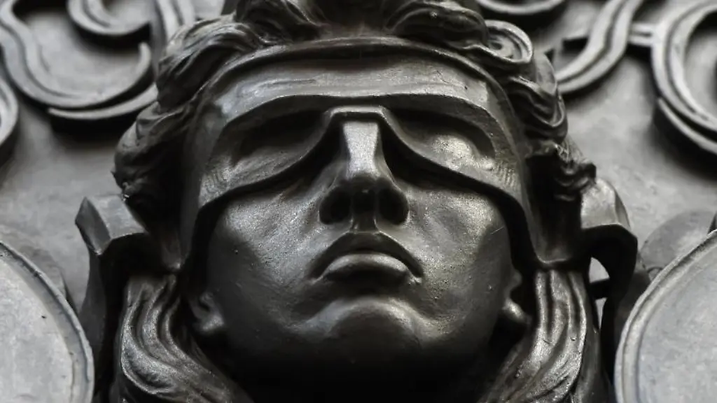 Eine-Figur-der-blinden-Justitia