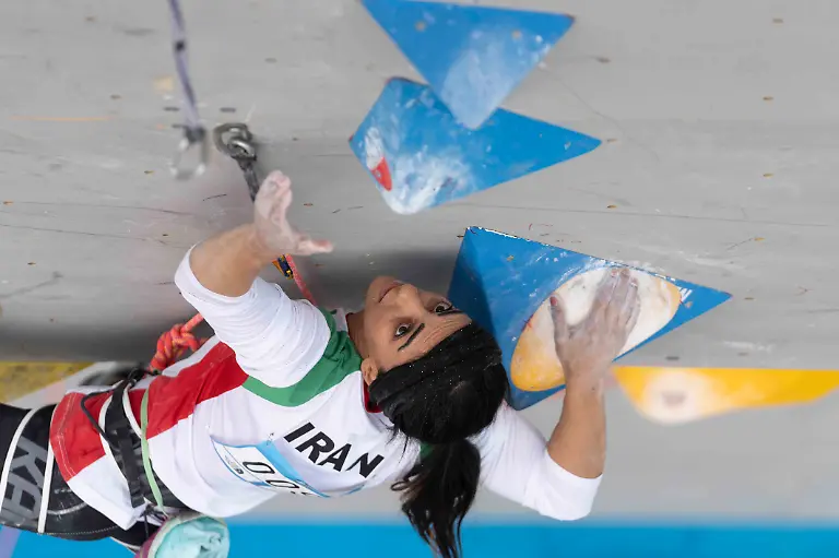 Iranian-athlete-Elnaz-Rekabi-competes-during-the-women-s-Boulder