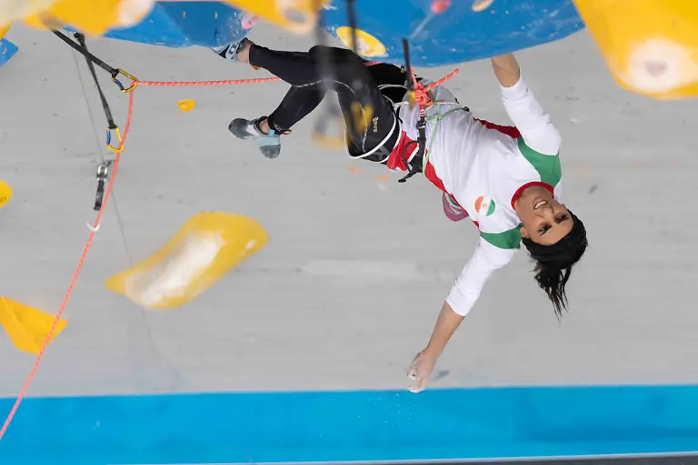 Iranian-athlete-Elnaz-Rekabi-competes-during-the-women-s-Boulder