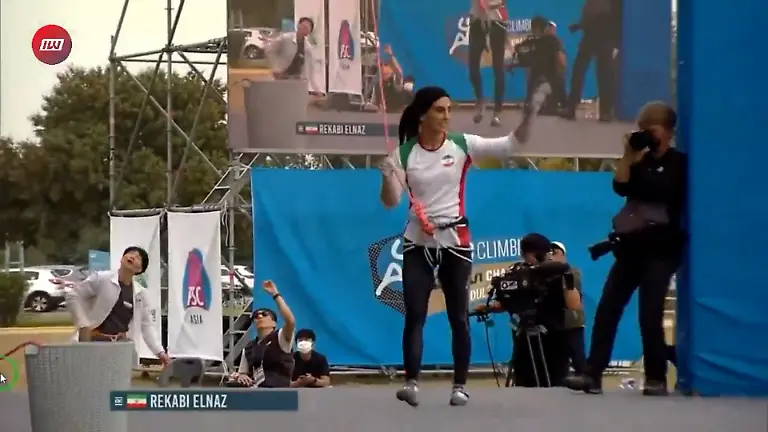 HANDOUT-Die-am-18-Oktober-2022-von-der-iranischen-Sportnachrichtenseite-iwsports-ir-zur-Verfuegung-gestellten-Videostandbilder-zeigen-die-iranische-Klettersportlerin-Elnas-Rekabi-die-im-Finale-der-Asienmeisterschaft-das-fuer-iranische-Sportlerinnen-obligatorische-Kopftuch-abgenommen-hat-Weltweit-sorgen-sich-Menschen-um-die-iranische-Klettersportlerin-Elnas-Rekabi-die-mit-dem-Ablegen-ihres-Kopftuchs-fuer-Wirbel-gesorgt-hatte-Die-33-Jaehrige-soll-sich-auf-dem-Weg-zurueck-von-Suedkorea-in-ihr-Heimatland-befinden-ihr-Verbleib-war-am-Dienstag-aber-zunaechst-unklar-Zuvor-war-Rekabi-fuer-ihre-Aktion-von-Iranerinnen-und-Iranern-bejubelt-worden-die-ihre-Aktion-als-Solidaritaet-mit-den-systemkritischen-Protesten-im-Iran-betrachten