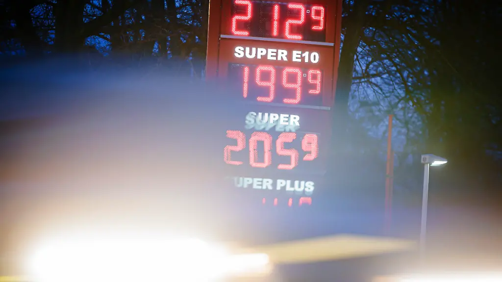 Symbolfoto-zum-Thema-gestiegene-Spritpreise-Eine-Anzeigetafel-mit-Preisen-fuer-Kraftstoff-steht-an-einer-Tankstelle-zur-blauen-Stunde-Berlin-11-03-2026