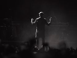 Sänger führt Epstein-Demo an: "Verschwörungsszene setzt auf Naidoo als Galionsfigur"