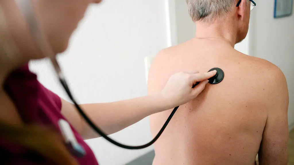 Eine-Hausaerztin-untersucht-einen-Patienten-mit-einem-Stethoskop