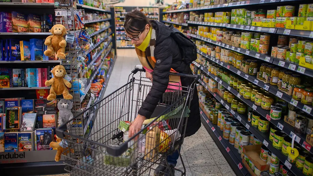 Einen-Einkauf-fuer-pflegebeduerftige-Personen-zu-erledigen-damit-sorgen-Nachbarschaftshelfer-dafuer-dass-die-Senioren-laenger-in-ihren-eigenen-vier-Waenden-leben-koennen
