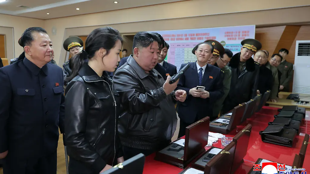 Die-von-der-staatlichen-nordkoreanischen-Nachrichtenagentur-KCNA-am-11-03-2026-zur-Verfuegung-gestellte-Aufnahme-zeigt-nach-Angaben-von-KCNA-den-Machthaber-von-Nordkorea-Kim-Jong-Un-beim-Inspizieren-einer-neuen-Pistole-in-einer-Munitionsfabrik-Unabhaengige-Journalisten-hatten-keinen-Zugang-zu-dem-Ereignis-das-auf-diesem-von-der-nordkoreanischen-Regierung-verbreiteten-Bild-zu-sehen-ist-Der-Inhalt-dieses-Bildes-ist-so-wie-er-zur-Verfuegung-gestellt-wurde-und-kann-nicht-unabhaengig-ueberprueft-werden-Das-Wasserzeichen-in-koreanischer-Sprache-auf-dem-Bild-lautet-wie-von-der-Quelle-angegeben-KCNA-ist-die-Abkuerzung-fuer-Korean-Central-News-Agency