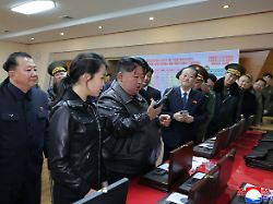 Mögliche Nachfolgerin?: Staatsmedien: Kim Jong Un und Tochter besuchen Munitionsfabrik