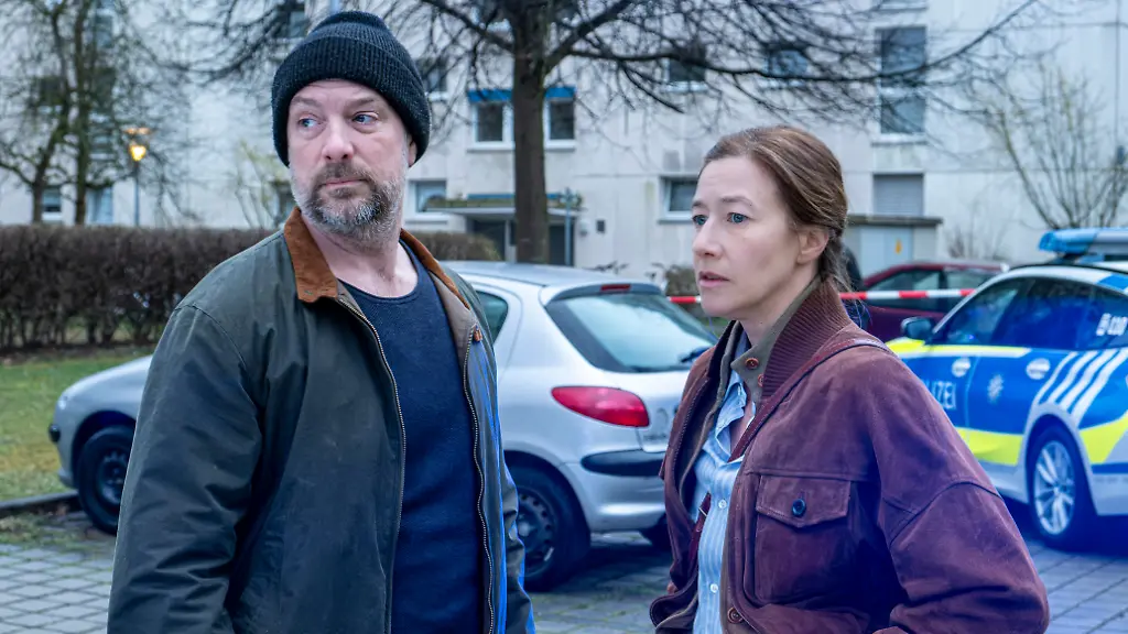 ARD-BR-POLIZEIRUF-110-ABLASS-am-Sonntag-15-03-26-um-20-15-Uhr-im-ERSTEN-Kommissar-Dennis-Eden-Stephan-Zinner-und-Kommissarin-Cris-Blohm-Johanna-Wokalek-an-einem-neuen-Unfallort-BR-die-film-gmbh-Susanne-Bernhard-honorarfrei-Verwendung-gemaess-der-AGB-im-engen-inhaltlichen-redaktionellen-Zusammenhang-mit-genannter-BR-Sendung-bei-Nennung-Bild-BR-die-film-gmbh-Susanne-Bernhard-S2-BR-Bildmanagement-Tel-089-5900-33133-Fax-10585-Bildmanagement-br-de-www-br-foto