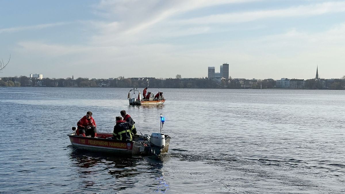 Zelt und Jacke treibt in Alster - Taucher suchen nach Mensch