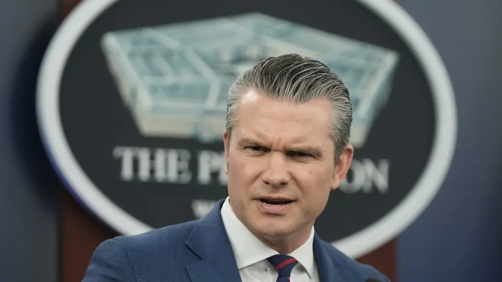 Verteidigungsminister-Pete-Hegseth-spricht-waehrend-einer-Pressekonferenz-im-Pentagon