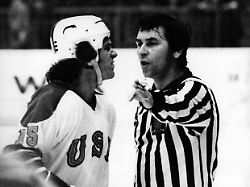 "Eishockey ist mein Leben": Jupp Kompalla, die Legende an der Pfeife