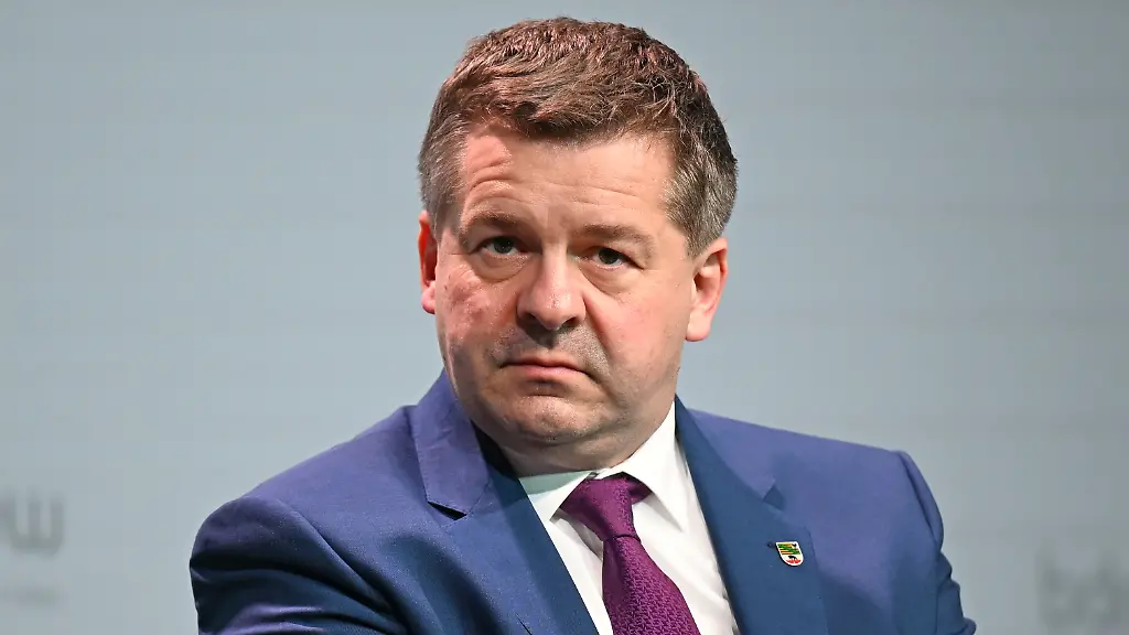 Sven-Schulze-CDU-Ministerpraesident-von-Sachsen-Anhalt-sitzt-bei-der-Infrastrukturkonferenz-Ostdeutschland-in-Lutherstadt-Wittenberg-auf-der-Buehne-Auf-der-Konferenz-wird-ueber-die-Zukunft-der-Energieinfrastruktur-Versorgungssicherheit-und-wirtschaftliche-Leistungsfaehigkeit-Ostdeutschlands-diskutiert