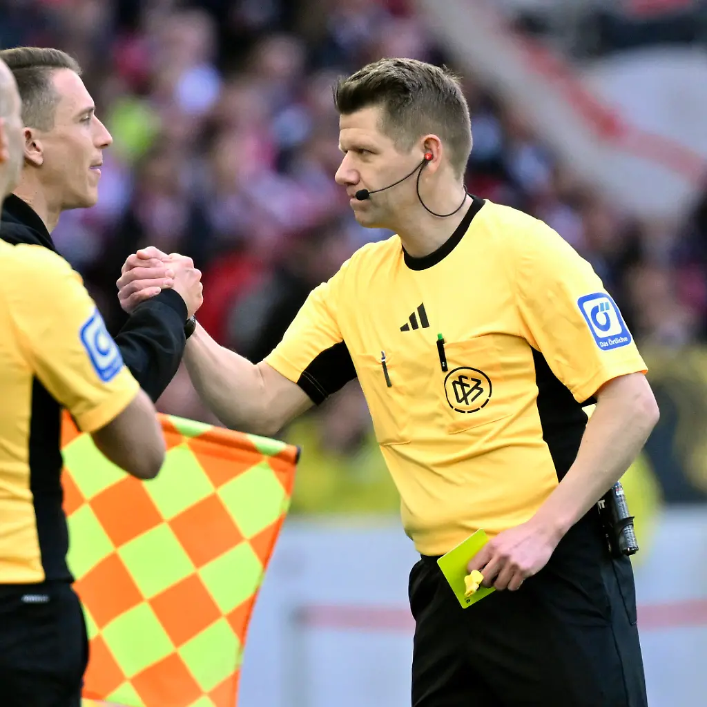 Schiedsrichter-Referee-Patrick-Ittrich-zeigt-Trainer-Coach-Daniel-Bauer-VfL-Wolfsburg-gelbe-Karte-gelb-Verwarnung-und-schuettelt-ihm-danach-die-Hand-Gestik-Geste-VfB-Stuttgart-vs-VfL-Wolfsburg-WOB-01-03