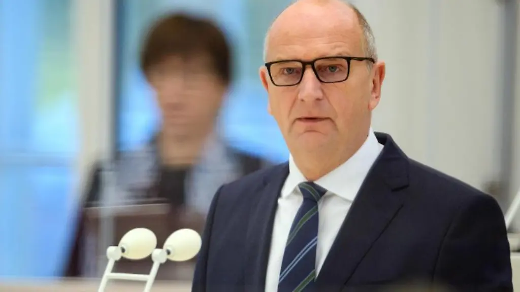 Dietmar-Woidke-SPD-Ministerpraesident-von-Brandenburg-spricht-im-Landtag