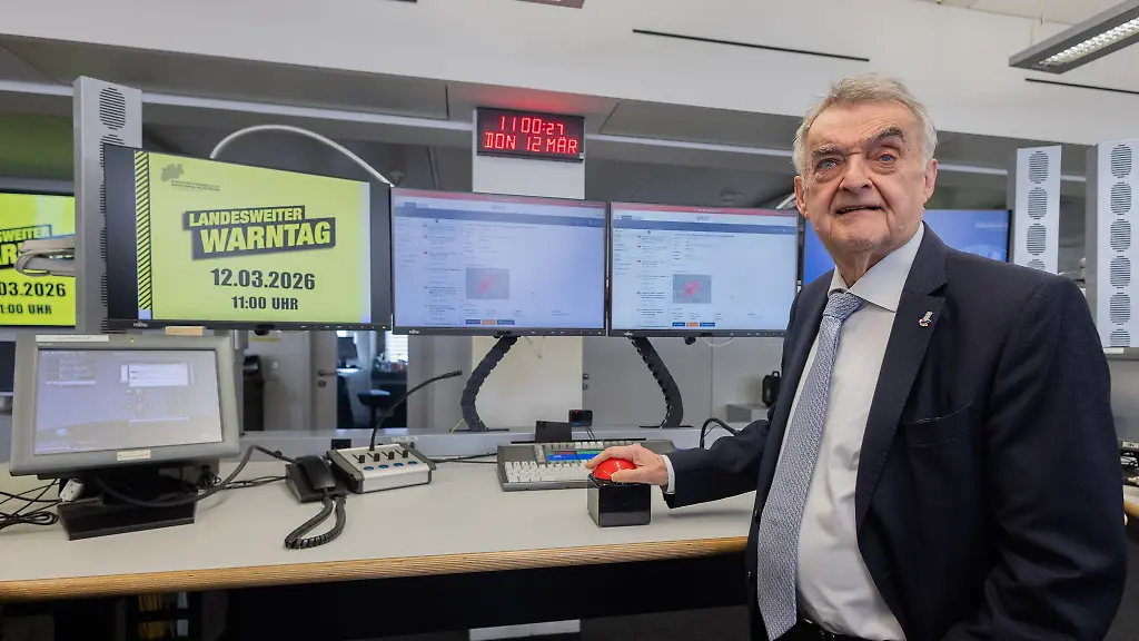Herbert-Reul-CDU-Innenminister-von-Nordrhein-Westfalen-drueckt-beim-landesweiten-Warntag-im-Lagezentrum-des-Innenministeriums-um-11-00-Uhr-den-Knopf-und-loest-damit-den-bundesweiten-Alarm-aus