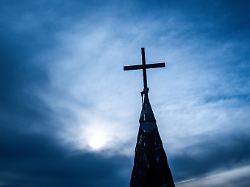 Kommission legt Bericht vor: Katholische Kirche zahlt mehr als 90 Millionen Euro an Missbrauchsopfer