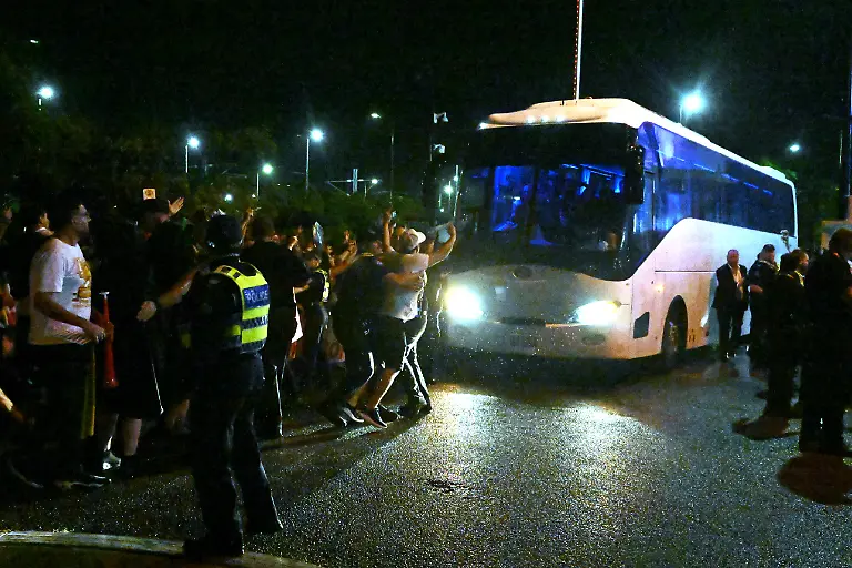 AFC-Frauen-Asien-Pokal-Gruppe-A-Iran-Philippinen-im-Gold-Coast-Stadion-Fans-versuchen-nach-dem-Spiel-einen-Bus-zu-blockieren-in-dem-iranische-Spielerinnen-sitzen
