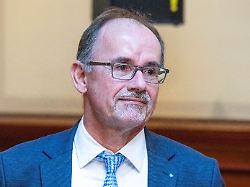 Auto prallt gegen Leitplanke: Mecklenburg-Vorpommerns Wirtschaftsminister nach Unfall in Klinik