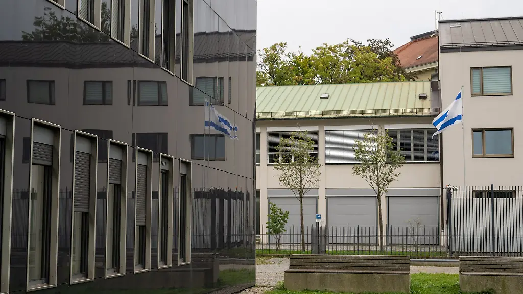 Der-24-Jaehrige-hatte-am-Samstag-faustgrosse-Steine-auf-die-Fassade-des-Konsulats-geworfen