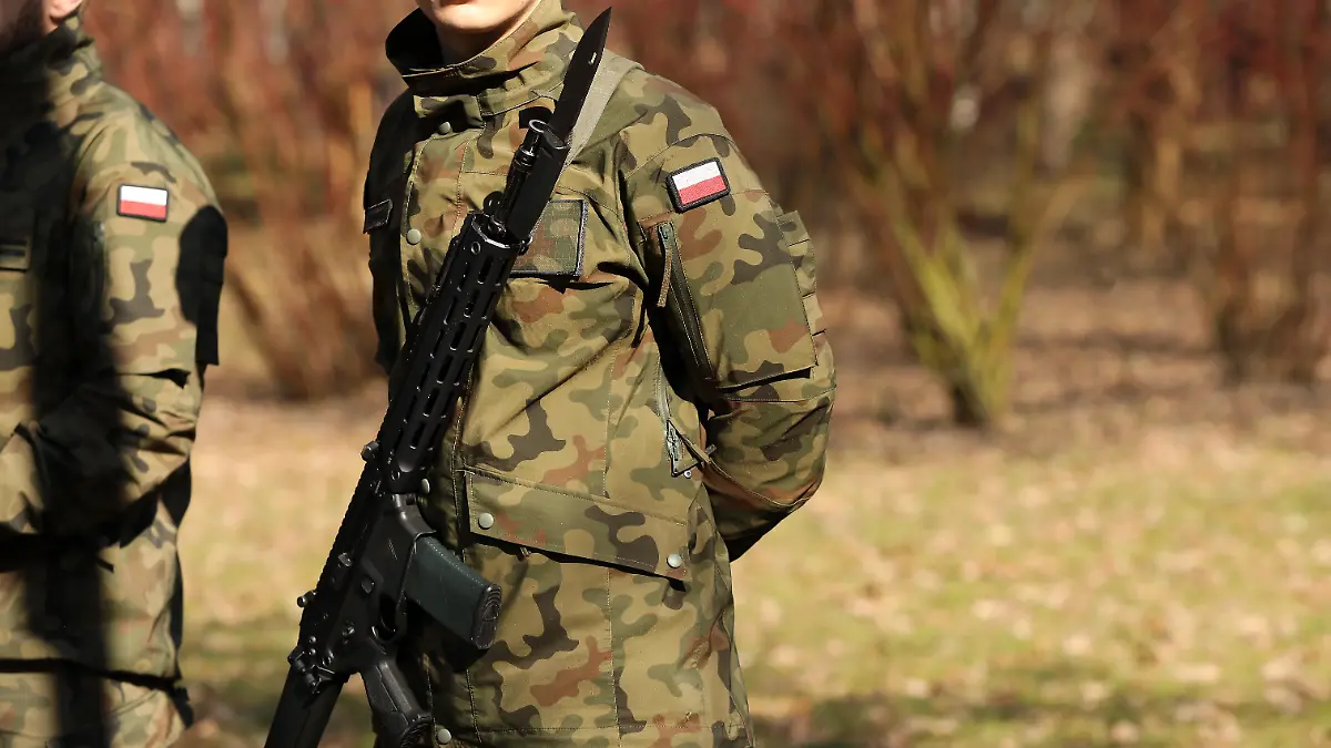 Soldaten der polnischen Armee bei einer Gedenkzeremonie